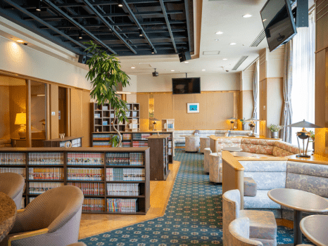 約4,000冊の漫画が揃うブックラウンジ「ふくろう」：お好きなお席でお寛ぎください