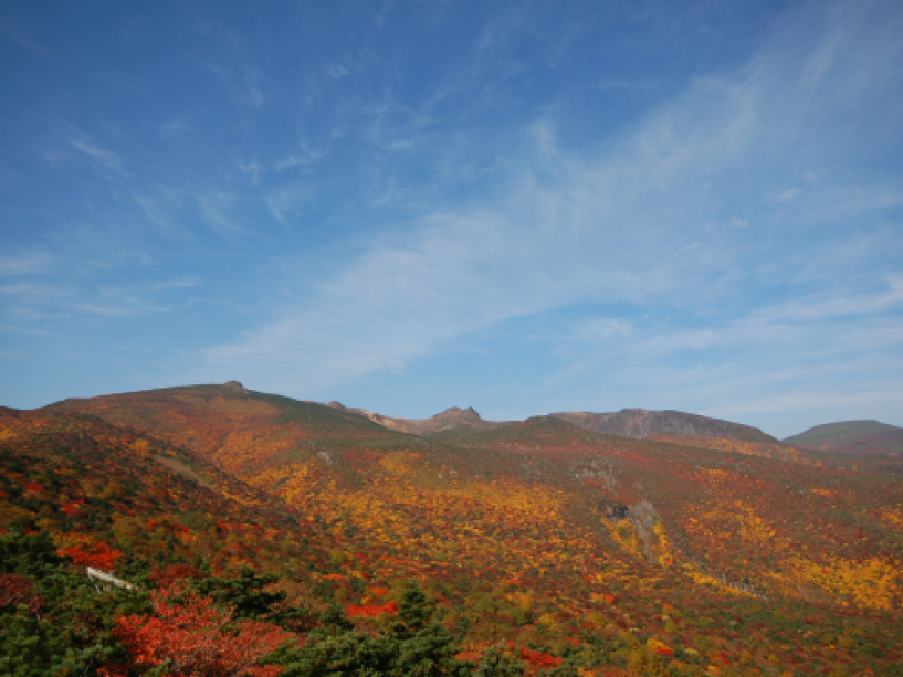 鮮やかな紅葉が楽しめる安達太良山