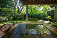 自然を満喫できる客室露天風呂でございます。