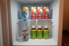 【本館客房】全客房內的冰箱皆附有免費招待飲料。(照片為3人入住份)
■飲料種類會依季節而有所變更。敬請事先諒解。