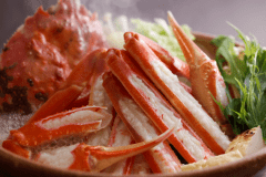 【ブランド活蟹を使用】美味しい出汁が決め手のカニ鍋は冬の醍醐味！
［津居山、浜坂、柴山港］より厳選した地カニをご提供します。※写真は津居山カニです。