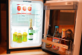 【本館特別室   朱～aka～/碧～ao～】客房內冰箱附有免費招待飲品。※香檳為另外收費 ※圖片為3人入的示意圖。