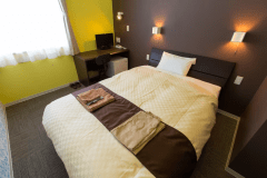 ダブルルーム（禁煙/シャワールーム・トイレ付）ベッド幅140ｃｍ。Wi-Fi完備。トイレ・シャワーがセパレート。ビジネスでのお一人様のご利用でも、2名様でもご利用いただけます。