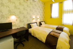 ツインルーム（禁煙/シャワールーム・トイレ付）Wi-Fi完備。トイレとシャワールームがセパレート。ご家族やご夫婦での2名様でのご利用に最適です。