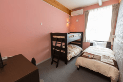 エコノミートリプルルーム（禁煙/トイレ付）※シャワー無し　2段ベッドとシングルベッドのトリプルルーム。Wi-Fi完備。トイレ・洗面台付。（シャワーバス無）ファミリーに最適。