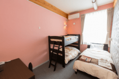 客室一例:トリプルルーム
(ベッド幅100㎝シングルベッド + 二段ベッド)