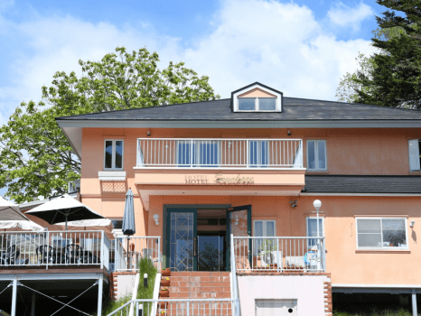 青い空に映えるホテルの外観がリゾート気分を盛り上げてくれます