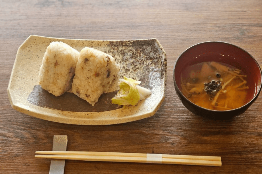 お夜食のへこしおにぎり