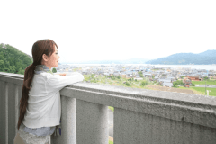 高台に建つ当館で流れる景色をゆっくりとお楽しみください。