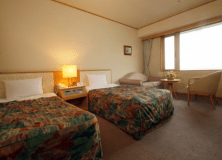 【洋室／26.92㎡】広々とした明るい洋室。ごゆっくりおくつろぎください。