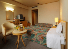 【洋室／26.92㎡】広々とした明るい洋室。ごゆっくりおくつろぎください。