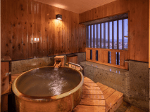 【一番館】展望風呂付和洋室のお風呂。湯船は信楽焼で作られた優美な陶器風呂です。