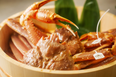 漁港で仕入れ、召し上がる直前まで生け簀にいる「活き蟹」は、他とは新鮮さが違います！