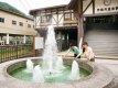 駅を出ると“温泉噴水”がお出迎え♪あついので触る時はお気をつけて！