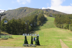 10分間の空中散歩では、眼下に見える街並みや安達太良連峰、吾妻小富士、蔵王連峰等を見ることが出来ます。 また、山頂駅から5分ほど歩けば、薬師岳パノラマパークでダイナミックな安達太良山を見ることが出来ます。
●定休日~毎週水曜日(※予告なくお休みする場合もございます。ご利用の前にご自身でホームページ等お確かめくださいませ。) 10分間の空中散歩では、眼下に見える街並みや安達太良連峰、吾妻小富士、蔵王連峰等を見ることが出来ます。 また、山頂駅から5分ほど歩けば、薬師岳パノラマパークでダイナミックな安達太良山を見ることが出来ます。
●定休日~毎週水曜日(※予告なくお休みする場合もございます。ご利用の前にご自身でホームページ等お確かめくださいませ。)