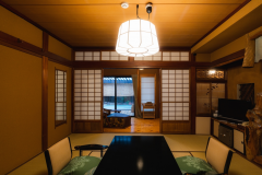 「片栗(かたくり)」庭園には大きな客室露天風呂があり、大浴場の露天風呂と間違えられるぐらいの大きさ。たっぷりの湯船は贅沢に源泉かけ流しです。
竹でできたベンチ、木製リクライニングチェアで、温泉に入って火照ったカラダを涼ませながらゆったりとした時間をお過ごしいただけます。 「片栗(かたくり)」庭園には大きな客室露天風呂があり、大浴場の露天風呂と間違えられるぐらいの大きさ。たっぷりの湯船は贅沢に源泉かけ流しです。
竹でできたベンチ、木製リクライニングチェアで、温泉に入って火照ったカラダを涼ませながらゆったりとした時間をお過ごしいただけます。