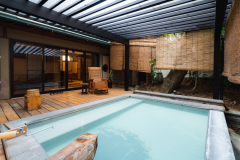 「片栗(かたくり)」庭園には大きな客室露天風呂があり、大浴場の露天風呂と間違えられるぐらいの大きさ。たっぷりの湯船は贅沢に源泉かけ流しです。
竹でできたベンチ、木製リクライニングチェアで、温泉に入って火照ったカラダを涼ませながらゆったりとした時間をお過ごしいただけます。 「片栗(かたくり)」庭園には大きな客室露天風呂があり、大浴場の露天風呂と間違えられるぐらいの大きさ。たっぷりの湯船は贅沢に源泉かけ流しです。
竹でできたベンチ、木製リクライニングチェアで、温泉に入って火照ったカラダを涼ませながらゆったりとした時間をお過ごしいただけます。