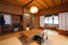 「都忘れ(みやこわすれ)」日当たりの良い明るめの客室。温泉入浴後にすぐに横になれるよう寝室のついた和室です。
最大7名様まで宿泊できますので、気の合う仲間やご家族でのご利用にもおすすめです。
※この客室は2階となりますので、足のご不自由なお客様はご相談ください。 「都忘れ(みやこわすれ)」日当たりの良い明るめの客室。温泉入浴後にすぐに横になれるよう寝室のついた和室です。
最大7名様まで宿泊できますので、気の合う仲間やご家族でのご利用にもおすすめです。
※この客室は2階となりますので、足のご不自由なお客様はご相談ください。