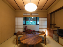 「一般客室」
純和風の懐かしさ、木のぬくもりを感じる「翁草」「蕎麦菜」「露草」の3つの客室。歴史を感じる木造建築の空間でお寛ぎください。
※この客室は2階となります。 足の御不自由な方はご相談下さい。
※3部屋のうちいずれかのお部屋になります。 「一般客室」
純和風の懐かしさ、木のぬくもりを感じる「翁草」「蕎麦菜」「露草」の3つの客室。歴史を感じる木造建築の空間でお寛ぎください。
※この客室は2階となります。 足の御不自由な方はご相談下さい。
※3部屋のうちいずれかのお部屋になります。