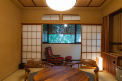 「一般客室」
純和風の懐かしさ、木のぬくもりを感じる「翁草」「蕎麦菜」「露草」の3つの客室。歴史を感じる木造建築の空間でお寛ぎください。
※この客室は2階となります。 足の御不自由な方はご相談下さい。
※3部屋のうちいずれかのお部屋になります。 「一般客室」
純和風の懐かしさ、木のぬくもりを感じる「翁草」「蕎麦菜」「露草」の3つの客室。歴史を感じる木造建築の空間でお寛ぎください。
※この客室は2階となります。 足の御不自由な方はご相談下さい。
※3部屋のうちいずれかのお部屋になります。