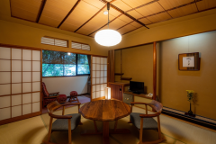 「一般客室」
純和風の懐かしさ、木のぬくもりを感じる「翁草」「蕎麦菜」「露草」の3つの客室。歴史を感じる木造建築の空間でお寛ぎください。
※この客室は2階となります。 足の御不自由な方はご相談下さい。
※3部屋のうちいずれかのお部屋になります。 「一般客室」
純和風の懐かしさ、木のぬくもりを感じる「翁草」「蕎麦菜」「露草」の3つの客室。歴史を感じる木造建築の空間でお寛ぎください。
※この客室は2階となります。 足の御不自由な方はご相談下さい。
※3部屋のうちいずれかのお部屋になります。