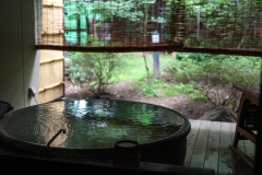 「撫子(なでしこ)」中庭を望む雅な信楽焼の露天風呂付き客室。お部屋は、真新しい木の香りが漂う和モダンタイプ。
無垢材を使ったテーブル、ステンドグラスのサイドテーブルなど、こだわりの家具を取り揃えております。 「撫子(なでしこ)」中庭を望む雅な信楽焼の露天風呂付き客室。お部屋は、真新しい木の香りが漂う和モダンタイプ。
無垢材を使ったテーブル、ステンドグラスのサイドテーブルなど、こだわりの家具を取り揃えております。