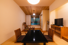 「撫子(なでしこ)」中庭を望む雅な信楽焼の露天風呂付き客室。お部屋は、真新しい木の香りが漂う和モダンタイプ。
無垢材を使ったテーブル、ステンドグラスのサイドテーブルなど、こだわりの家具を取り揃えております。 「撫子(なでしこ)」中庭を望む雅な信楽焼の露天風呂付き客室。お部屋は、真新しい木の香りが漂う和モダンタイプ。
無垢材を使ったテーブル、ステンドグラスのサイドテーブルなど、こだわりの家具を取り揃えております。