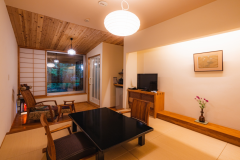 「撫子(なでしこ)」中庭を望む雅な信楽焼の露天風呂付き客室。お部屋は、真新しい木の香りが漂う和モダンタイプ。
無垢材を使ったテーブル、ステンドグラスのサイドテーブルなど、こだわりの家具を取り揃えております。 「撫子(なでしこ)」中庭を望む雅な信楽焼の露天風呂付き客室。お部屋は、真新しい木の香りが漂う和モダンタイプ。
無垢材を使ったテーブル、ステンドグラスのサイドテーブルなど、こだわりの家具を取り揃えております。