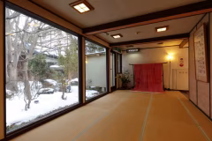 館内は畳敷きになっており、大きな窓の外は昼と夜、季節ごとにかわる表情をお愉しみいただけます
