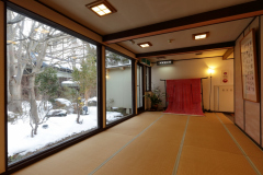 館内は畳敷きになっており、大きな窓の外は昼と夜、季節ごとにかわる表情をお愉しみいただけます 館内は畳敷きになっており、大きな窓の外は昼と夜、季節ごとにかわる表情をお愉しみいただけます