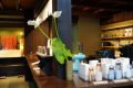 【CAFE & STORE 丘の暮らしと山の旅】
花かんざし内に構えるカフェ。日替わりでご用意するこだわりのスペシャルティコーヒーやお抹茶などのお飲み物、甘味などをご用意しております。