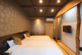 「撫子(なでしこ)」中庭を望む雅な信楽焼の露天風呂付き客室。お部屋は、真新しい木の香りが漂う和モダンタイプ。
無垢材を使ったテーブル、ステンドグラスのサイドテーブルなど、こだわりの家具を取り揃えております。 「撫子(なでしこ)」中庭を望む雅な信楽焼の露天風呂付き客室。お部屋は、真新しい木の香りが漂う和モダンタイプ。
無垢材を使ったテーブル、ステンドグラスのサイドテーブルなど、こだわりの家具を取り揃えております。