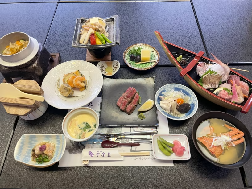 牛ステーキにあわび陶板焼付きの豪華御膳 牛ステーキにあわび陶板焼付きの豪華御膳