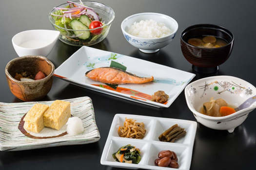 □大人朝食（イメージ）　食事会場　ダイニング「せせらぎ」にて【朝食時間】 7：30～ 9：00