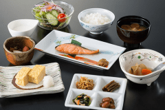 □大人朝食（イメージ）　食事会場　ダイニング「せせらぎ」にて【朝食時間】 7：30～ 9：00