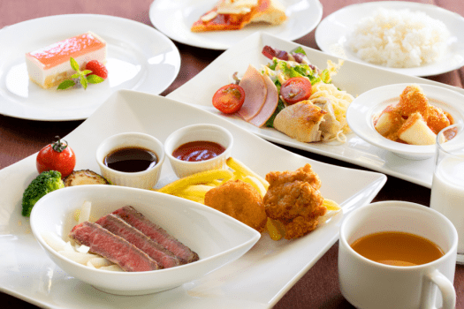 ▼夕食：小人（高学年）◆フィリオ－サラダ、前菜盛り合わせ、メインプレート、ピッツァ、スープ、デザート、ジュース