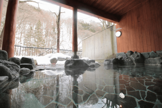 【風木立の川辺　紫明館】露天風呂　湯桧曽川を望む源泉掛け流しの湯檜曽温泉