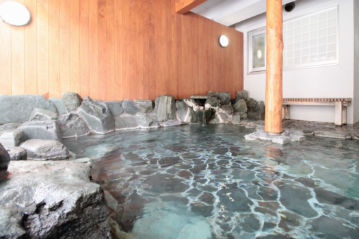 【風木立の川辺　紫明館】露天風呂　湯桧曽川を望む源泉掛け流しの湯檜曽温泉