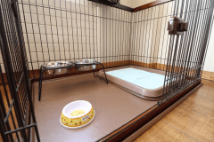 【ペット同伴可】洋室ツイン《大》32平米　わんちゃんのお部屋には、ケージ・トイレ・フードボウルが備え付けです