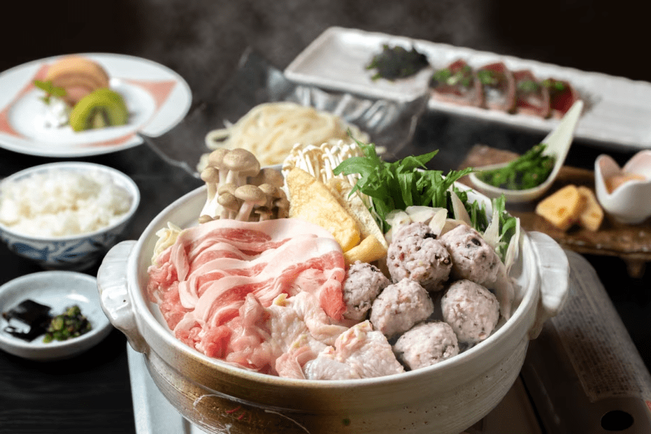 【パノラマイン山中湖】《あったか鍋プラン》 ほかほかの湯気が食欲をそそる、当館自慢の鍋料理。醤油ベースのお出汁と厳選食材が織りなすハーモニーをお愉しみあれ！