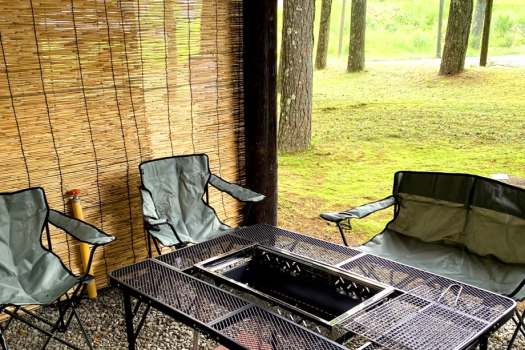 【パノラマイン山中湖】BBQ小屋｜夕暮れ時、湖畔に吹くやさしい風と、木々のざわめきに包まれながら、大切な人との語らいのひとときを―