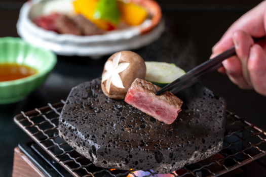 【パノラマイン山中湖】夕食｜富士山にちなんだ溶岩プレートでお肉を焼いてお召し上がりいただきます