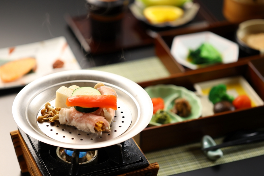 ご朝食|特製えのき蒲鉾と根菜の温泉蒸し、当館源泉の温泉玉子などの温泉旅館ならではのご朝食 ご朝食|特製えのき蒲鉾と根菜の温泉蒸し、当館源泉の温泉玉子などの温泉旅館ならではのご朝食