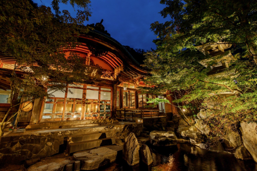 純木造伽藍建築 桃山風呂の庭園露天風呂