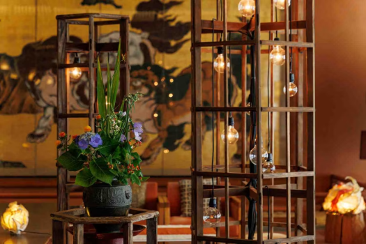 季節の野花をあしらい、お出迎えしております