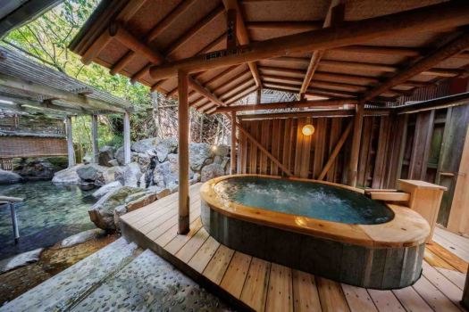 東雲風呂｜露天風呂併設のジャグジーバス