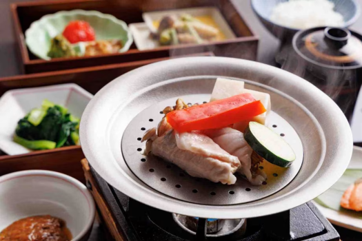 ご朝食｜特製えのき蒲鉾と根菜の温泉蒸し、当館源泉の温泉玉子などの温泉旅館ならではのご朝食