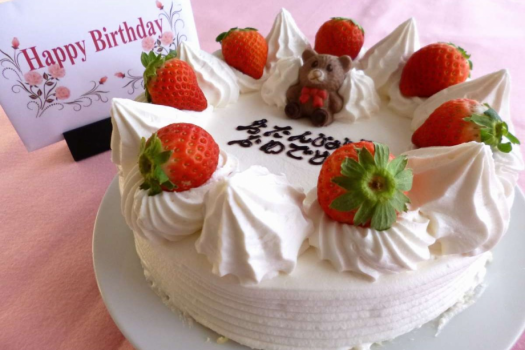 記念日にケーキはいかがですか。４号サイズから承れます（画像は６号サイズ6～7名様向け）