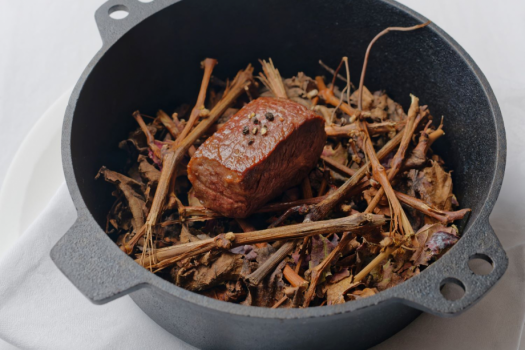 ぶどうの枝葉で燻した牛肉ロースト