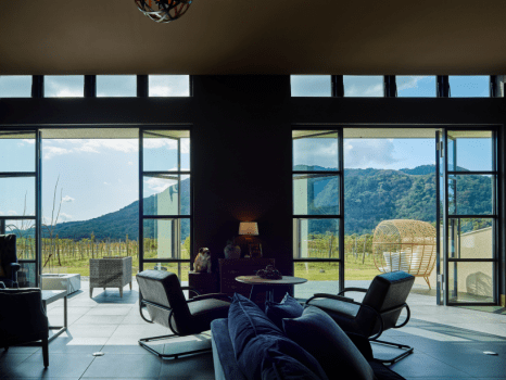 潮風と光が射しこむラウンジ